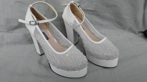 Sepatu pengantin putih